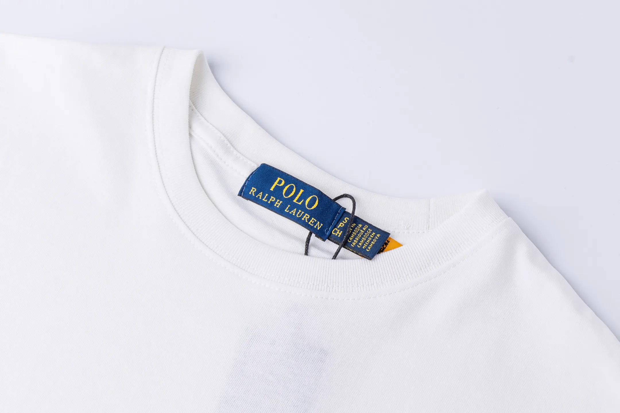 P126 Style number: 509 Ralph Lauren/Ralph Lauren 25ss simultaneously launches one-color horse embroidery round neck short sleeves. The main logo on the neck has a QR code mark, which can be scanned for verification, and the detailed horse logo embroidery is all high-density, all made with imported Tajima machines, which distinguishes low-quality products on the market. 32 counts, 240g hydrophilic toner, 100% cotton fabric, comfortable and soft, highly breathable, focusing on high-end cost-effectiveness, needless to say good quality. Available in a variety of colors, both boys and girls can try this genderless style, giving them a yuppie tone in no time. Immerse yourself in your leisurely style, and have your own style in retro. Natural, vivid, and very French romantic feelings perfectly integrate the youthful atmosphere with the trend. The clever embellishment of the horse logo embroidery carries all the eye-catching points. Color: black, white, navy blue, light gray Size: S-xL S Shoulder width 44 Bust 100 Sleeve length 22 Clothing length 68 M Shoulder width 46 Bust 104 Sleeve length 23 Clothing length 70 L Shoulder width 63 Bust 108 Sleeve length 24 Clothing length 72 xL Shoulder width 50 Bust 112 Sleeve length 25 Clothing length 74